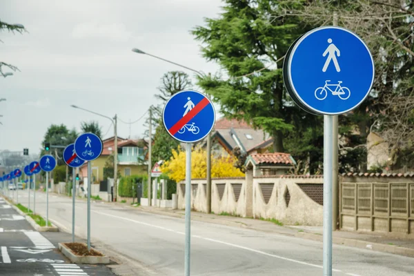 Велосипед і пішохідний знак спільного маршруту — стокове фото
