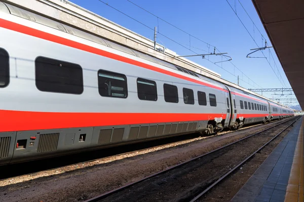 Hogesnelheidstrein in station — Stockfoto