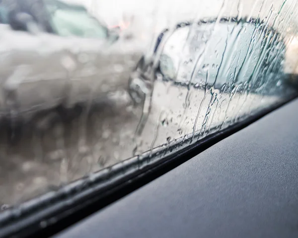 Conducción de coches bajo la lluvia — Foto de Stock