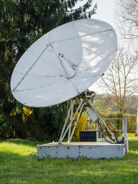 Grande antenne parabolique blanche — Photo