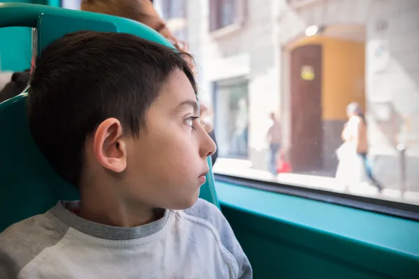 Ragazzino seduto sulla sedia dell'autobus andando a scuola — Foto Stock