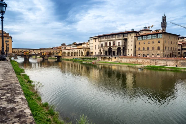 Firenze, de arno en de ponte vecchio. Toscane, Italië — Stockfoto