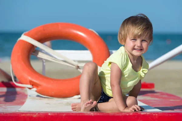 Niña feliz en la playa en verano —  Fotos de Stock