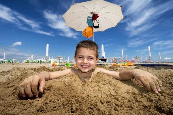 Niño en la playa en verano soleado —  Fotos de Stock