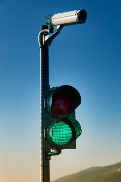 Grün an Ampel mit Überwachungskamera — Stockfoto