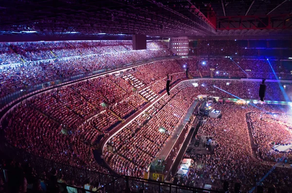 Large crowd of people watching concert — Stock Photo, Image