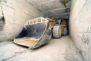büyük buldozer tünelde mermer, carrara, İtalya
