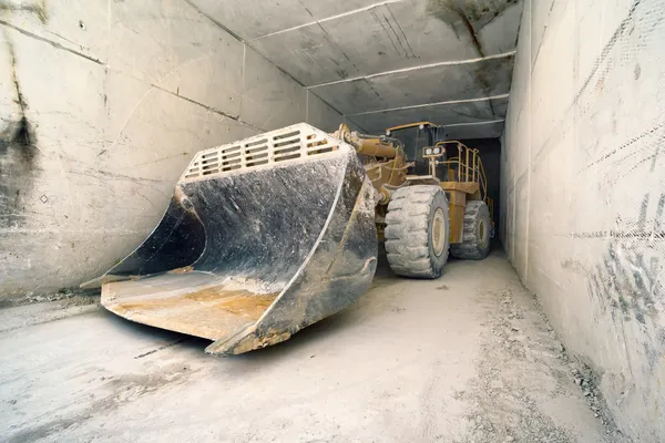 Grote bulldozer in marmeren tunnel, carrara, Italië — Stockfoto