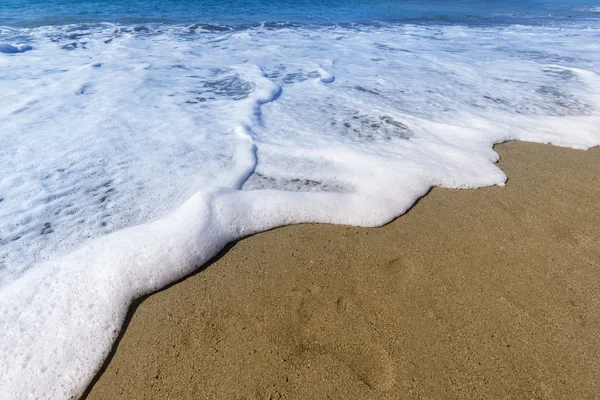 Onda espumosa na praia — Fotografia de Stock