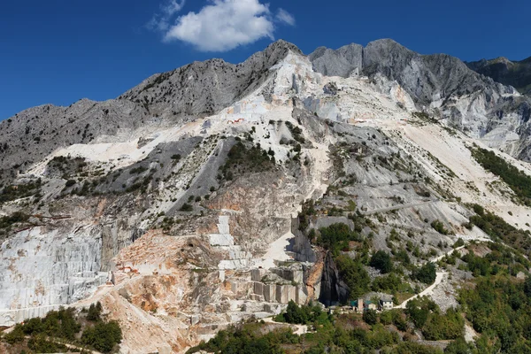 Гора Каррара и карьер из мрамора, Тоскана, Италия — стоковое фото