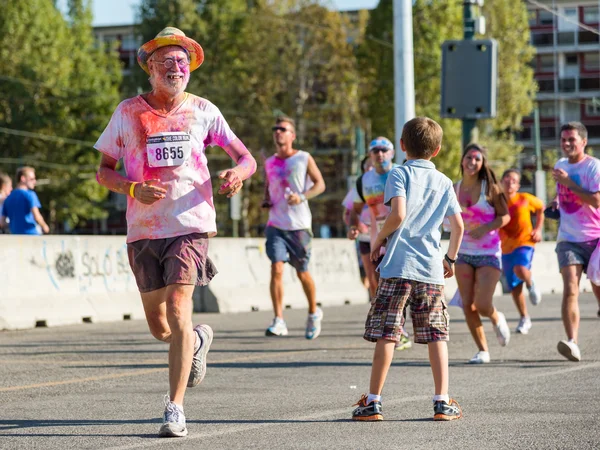 Ihmiset Color Run 2013 tapahtumassa Milanossa, Italiassa — kuvapankkivalokuva