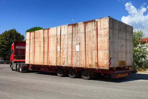 Semi vrachtwagen op de weg — Stockfoto