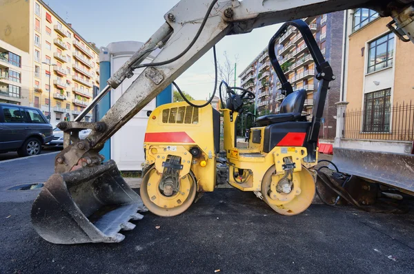 Compactador rolo na estrada em trabalhos de asfaltagem — Fotografia de Stock