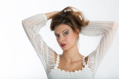 moda ragazza ritratto toccante capelli