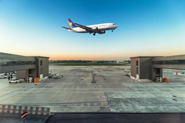 Avião decolar no aeroporto — Fotografia de Stock