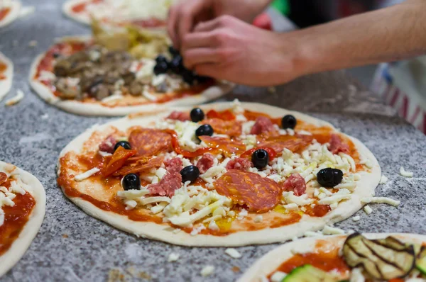 Kocken att göra pizza — Stockfoto