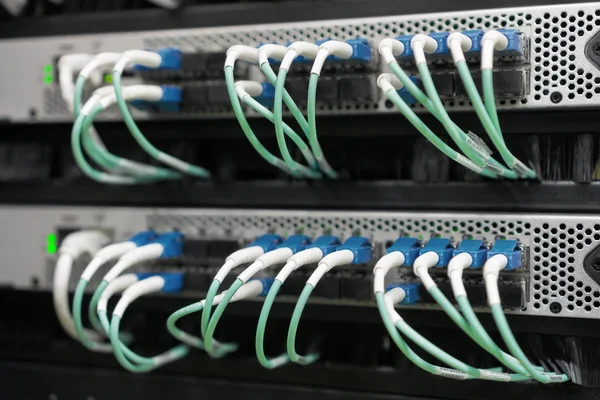 Cables de fibra óptica conectados en el centro de datos —  Fotos de Stock