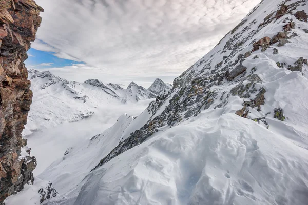 Altas montanhas cobertas de neve em Alagna Valsesia, Itália — Fotografia de Stock