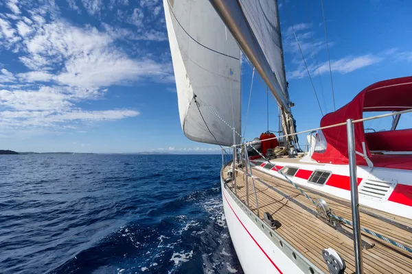 Iate à vela em mar azul — Fotografia de Stock