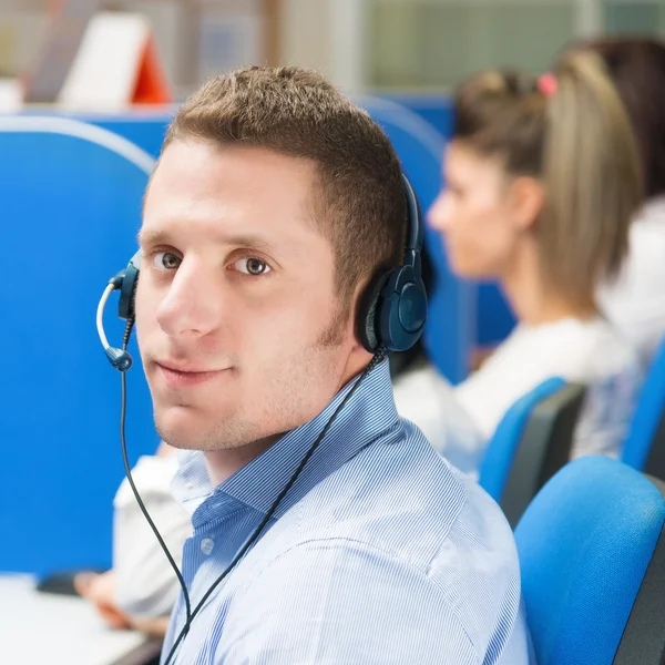 Representante de servicio al cliente con auriculares en la oficina —  Fotos de Stock