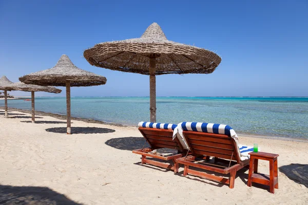 Spiaggia di Marsa Alam con i due lettini e ombrellone, Egitto — Foto Stock