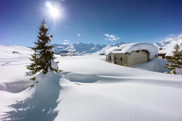 Winter landscape, hut covered with snow in the mountains — Stock Photo, Image