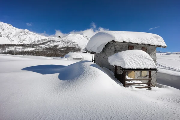 Winter landscape, hut covered with snow in the mountains — Stock Photo, Image