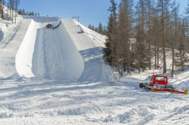 ratrak snowboard ve Kayak yarısını pipo yamaç hazırlık sırasında
