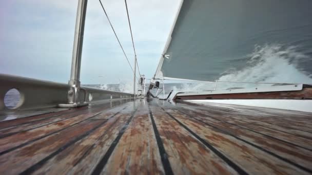 Segelschiff mit Welle, die in Zeitlupe auf dem Deck plätschert — Stockvideo