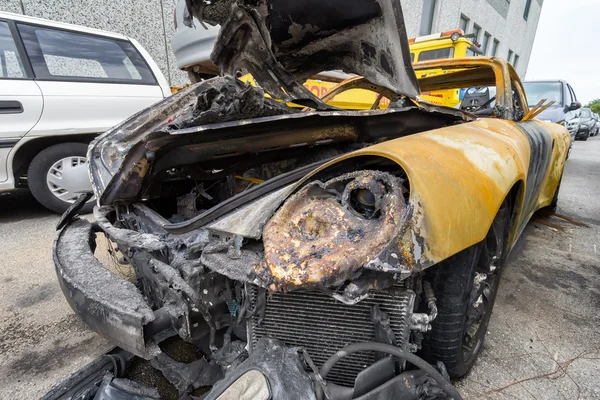 Gelber Sportwagen stürzte und brannte aus — Stockfoto