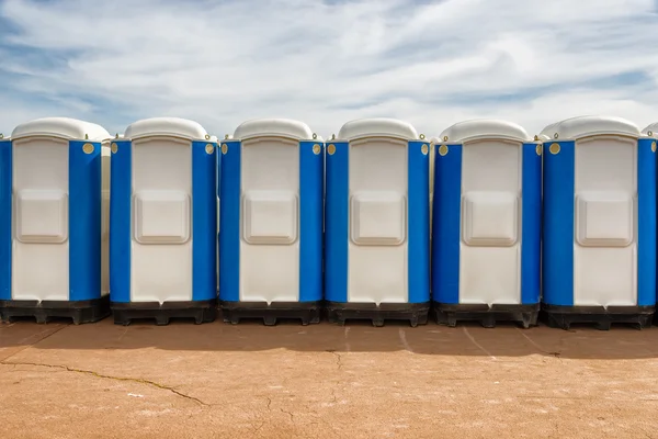 Ряд портативных общественных туалетов на улице — стоковое фото