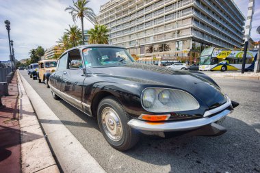 Nice, Fransa - 26 Nisan 2014: 11 citrolevens parade, promenade des burada sırasında klasik citroen araba içinde güzel açılar.