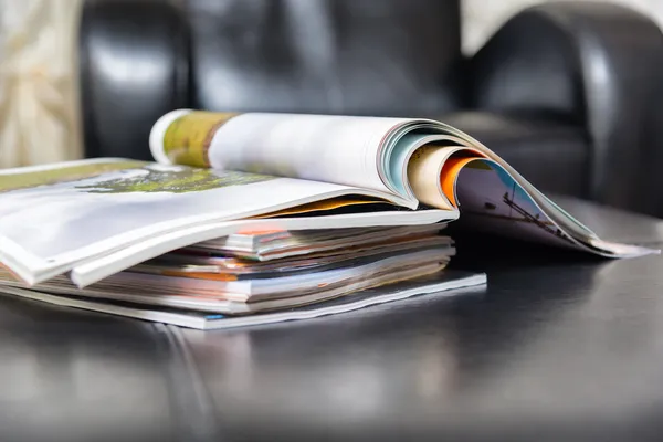 Pilha de revistas em casa — Fotografia de Stock