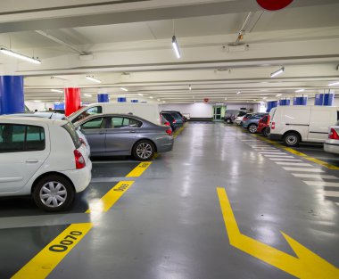 yeraltı otoparkına arabalar