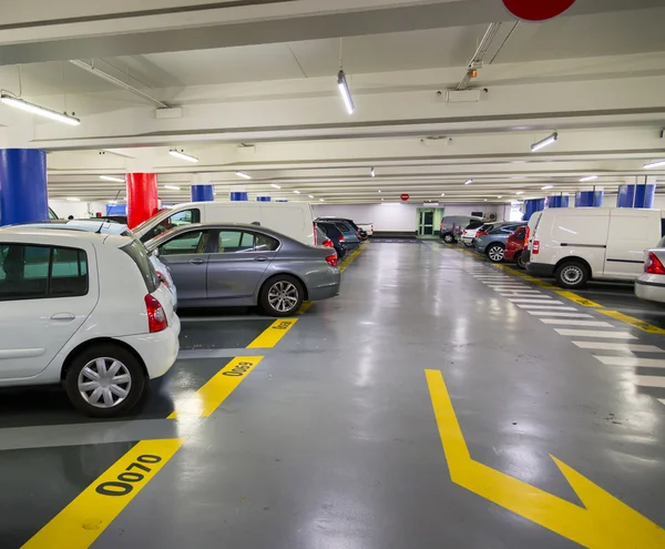 Ondergrondse parking met auto 's — Stockfoto