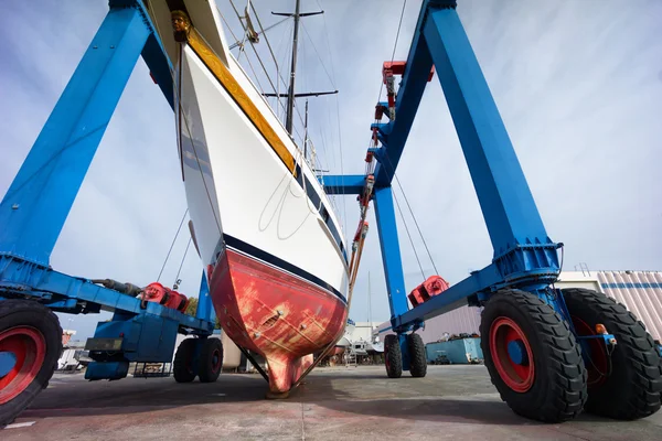 Arrastando para fora um barco à vela no estaleiro — Fotografia de Stock