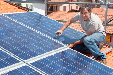 alternatif enerji fotovoltaik güneş panelleri yüklenmesi
