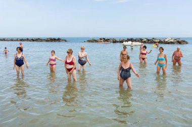 cattoica Beach, emilia romagna, İtalya Fitness yapıyor yaşlılar