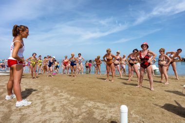 cattoica Beach, emilia romagna, İtalya Fitness yapıyor yaşlılar