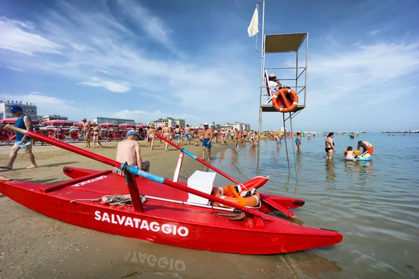 Personas en la playa de Cattolica, Emilia Romagna, Italia — Foto de Stock