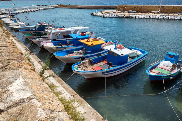 Łodzi rybackich portu gallipoli w salento, Włochy — Zdjęcie stockowe