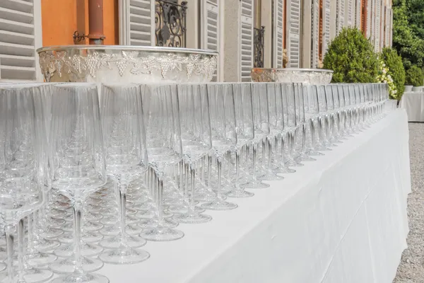 Fila di occhiali vuoti su una festa — Foto Stock