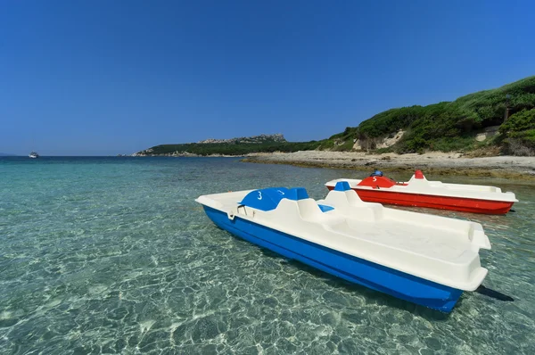 Pedal Barcos na praia da Sardenha, Itália — Fotografia de Stock