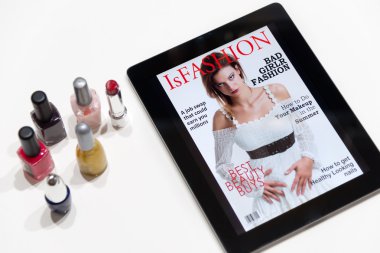 sahte moda dergisi kapağında bir tablet ve tırnak cilası 