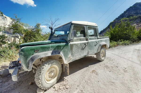 Staré špinavé terénní auto v horských — Stock fotografie