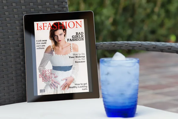 Portada de revista de moda falsa en una tableta en el jardín —  Fotos de Stock