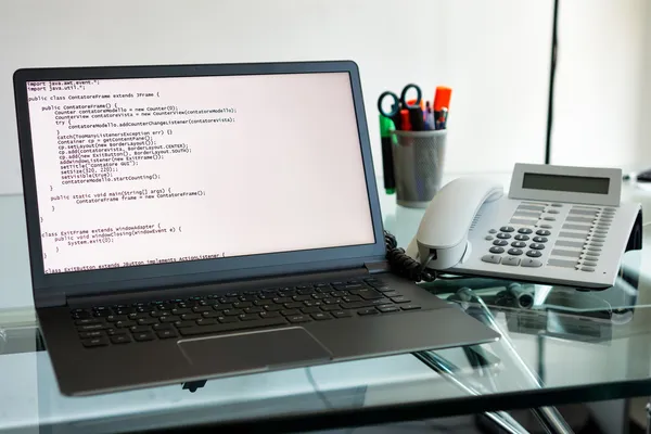 Källkod på en laptop-dator — Stockfoto