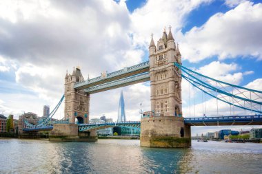 Thames nehrindeki Londra Kulesi Köprüsü