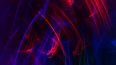 Ultraviyole neon ışıltılı karanlık soyut fütüristik arka plan. Lazer neon hatları, dalgalar.