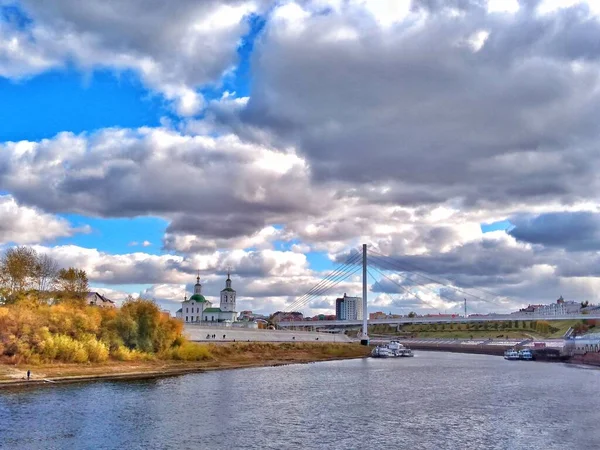 Autumn Day City River Heavy Clouds Sky Yellowed Trees River — Stock Photo, Image